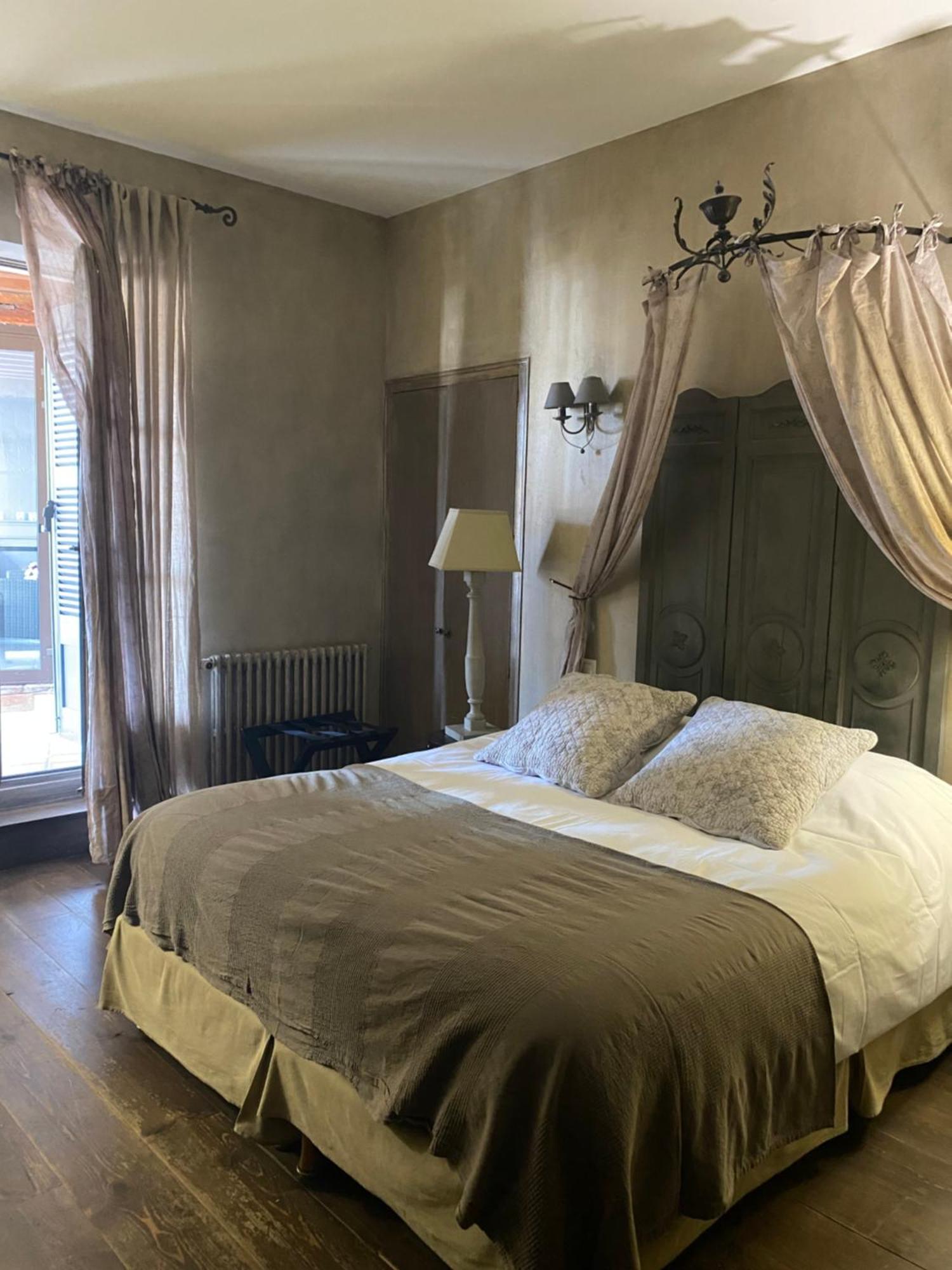 Hotel De La Tour Шатийон-сюр-Шаларон Экстерьер фото