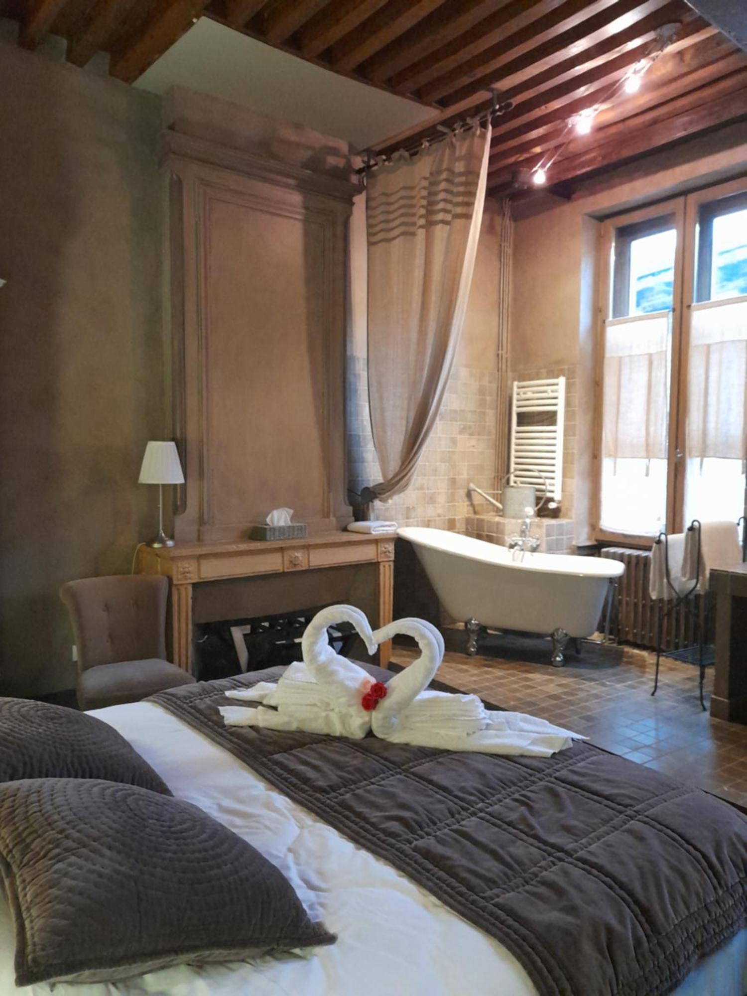 Hotel De La Tour Шатийон-сюр-Шаларон Экстерьер фото