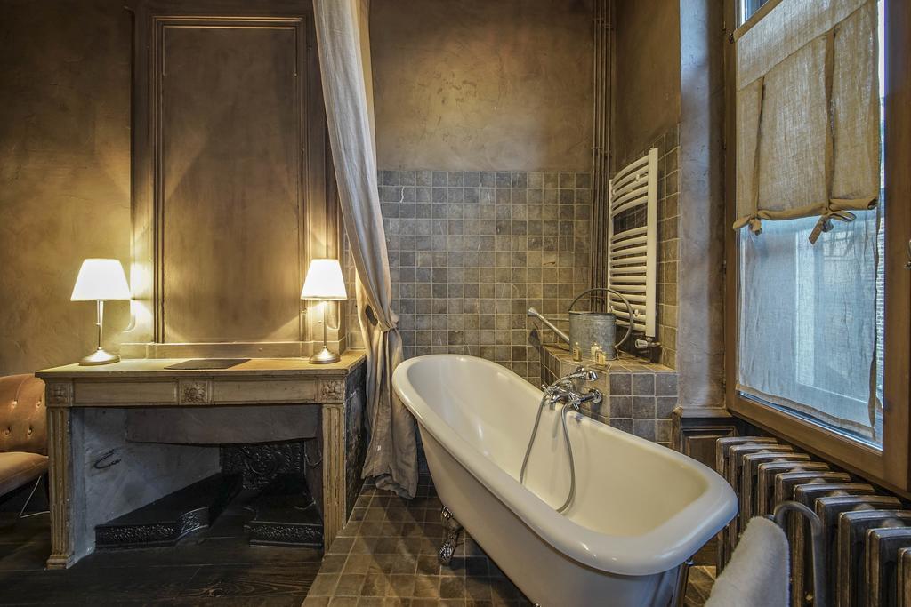 Hotel De La Tour Шатийон-сюр-Шаларон Экстерьер фото