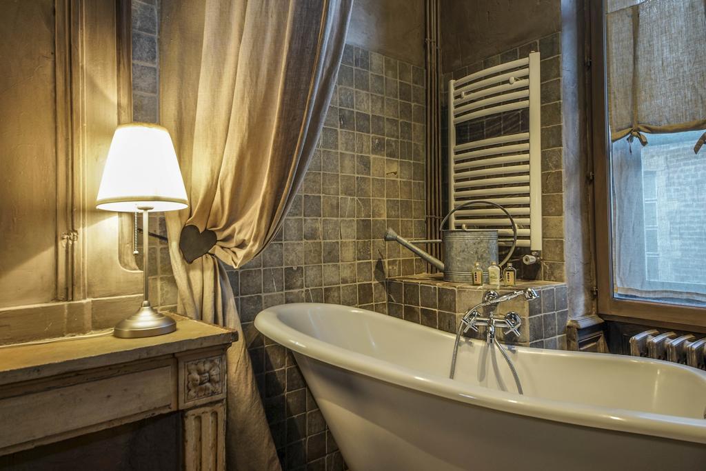 Hotel De La Tour Шатийон-сюр-Шаларон Экстерьер фото
